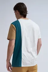 Remera de manga corta con diseño de bloques de color blanco, verde azulado y mostaza.