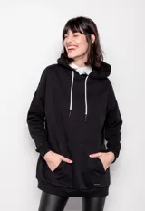 Canguro oversize negro de tela deportiva con capucha y cordones ajustables. Tiene un bolsillo tipo canguro en el frente.