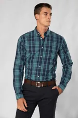 Camisa de manga larga con estampado de cuadros en tonos verde y azul marino, con cuello abotonado y bolsillo frontal con logo bordado.