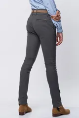 Pantalón de gabardina azul marino, de corte skinny y tiro medio, con bolsillos laterales y trabillas para cinturón.
