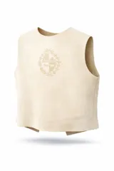 Chaleco de gamuza color beige con diseño de escudo nacional grabado en el centro del pecho, de corte recto y sin mangas.