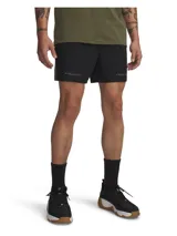 Short deportivo negro con logo "Project Rock" en color gris en ambas piernas y una franja lateral gris.