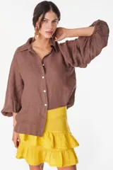 Camisa de lino italiano color marrón, con mangas abullonadas y cierre frontal con botones.