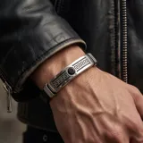 Pulsera masculina de acero inoxidable y goma negra, con diseño central de guarda griega.