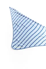 Pañuelo triangular de tejido de punto con diseño de rayas horizontales en tonos azul y celeste. Presenta bordes con acabado deshilachado.