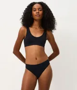Bombacha de bikini Lov de corte clásico y diseño texturizado, color negro, confeccionada en poliamida sin costuras.