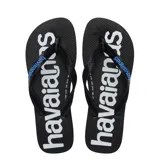Sandalias tipo ojotas Havaianas con base blanca y estampado de logo en negro. Presentan tiras negras con el logo de la marca en relieve.