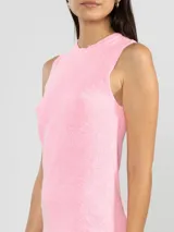 Minivestido ajustado de tejido de punto color rosa, sin mangas y cuello redondo.