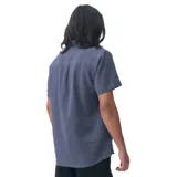 Camisa de manga corta Quiksilver para hombre, color azul, con cuello camisero, cierre frontal de botones, bolsillo en el pecho con detalle de logo y costuras verticales sutiles.