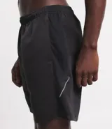 Bermuda deportiva Get Over de tejido plano, con cintura elástica ajustable mediante cordón, bolsillos laterales y recortes con detalle de red en los laterales.