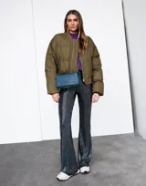 Campera bomber verde militar con cierre frontal y diseño acolchado.