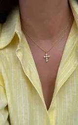 Collar de acero dorado con cadena fina de esferas y dije en forma de cruz decorado con circonias.