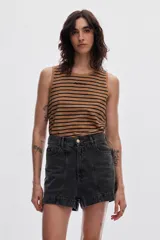 Top musculosa a rayas horizontales marrones y negras, con escote redondo y pequeño texto estampado en el centro del pecho.