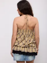 Top de escote palabra de honor con tirante fino al cuello, diseño a cuadros diagonales en tonos amarillo y marrón, con cuerpo fruncido y diseño abullonado en la parte inferior.