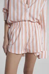 Short de poplin de algodón con elastano a rayas verticales color salmón y blanco, con cintura elastizada y logo bordado.
