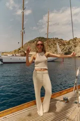 Top tejido calado color crema con escote halter.