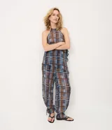 Pantalón Marfinno de chiffon con estampado de cuadros escoceses, calce amplio, cintura elastizada y lazos ajustables en el bajo. Cuenta con forro interior.