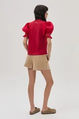 Blusa de algodón color rojo con mangas cortas abullonadas y detalle de bordado en los puños.
