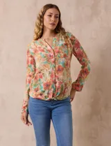 Blusa estampada de Zac & Rachel con cuello a la base, escote en V y botones. Tiene un bolsillo aplicado en la parte delantera, mangas largas regulables con presilla y botón, y terminación anudada opcional.