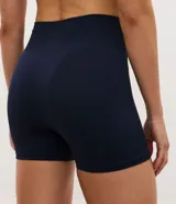 Bermuda deportiva tipo biker color marrón, confeccionada en poliamida seamless con cintura elástica y diseño lateral acanalado.