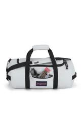 Bolso JanSport Superbreak Away Duffel, color blanco con detalles en negro. Cuenta con asas de mano y correa ajustable para el hombro, bolsillo frontal con cierre y compartimento principal con cierre de cremallera.