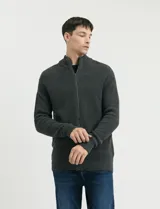Cardigan de tejido de punto acanalado en color gris oscuro, con cuello alto y cierre frontal completo. Presenta puños y ruedo acanalados para un ajuste cómodo.