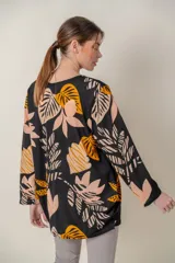 Blusa negra con estampado de hojas color naranja y beige, cuello redondo y mangas 3/4.