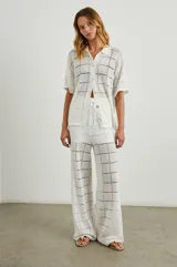 Pantalón blanco de tiro alto y pierna ancha con cintura fruncida con cordón, diseño de rejilla de puntada abierta y forro corto.