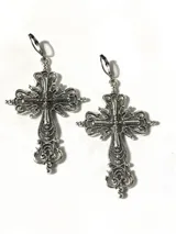 Par de aros colgantes con enganche de acero quirúrgico y dije de cruz gótica plateada con filigrana.