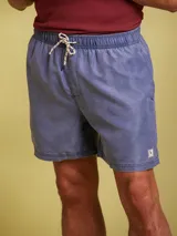 Short de baño azul con cintura elástica y cordón ajustable.