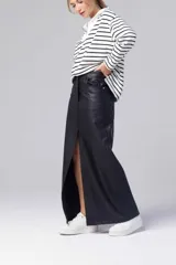 Falda midi gris de cuero sintético, corte recto y abertura frontal.