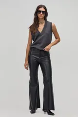 Pantalón de cuero de oveja color negro, de corte flare y tiro medio, con cierre frontal.