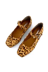 Zapato tipo Mary Jane de cuero con estampado animal print, forro y plantilla de cuero, ajuste con hebilla y horma normal.