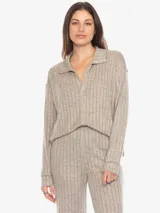 Sweater de tejido de punto acanalado, color gris claro jaspeado, con cuello polo incorporado y escote en V con botones.