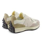 Championes New Balance 327 de estilo retro, con capellada de nylon y gamuza en tonos beige y blanco.