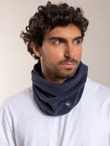 Cuello tipo bufanda tubular de polar azul marino con logo de la marca en etiqueta cosida.