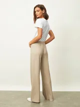 Pantalón negro de corte recto y tiro alto, con cintura elástica y diseño holgado.