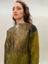 Sweater oversize de lana merino afiltrado, teñido y estampado.