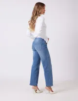 Jean recto de tiro medio, color celeste claro, con puños doblados.