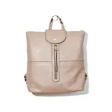 Mochila color beige de símil cuero con solapa y cierre.