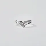 Set de dos anillos de plata 925 con engaste de circonias. Uno de los anillos presenta un diseño solitario con una piedra central, mientras que el otro tiene una forma en V con piedras pequeñas incrustadas.