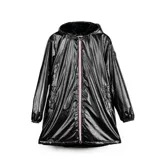 Campera negra de acabado brillante con capucha, cierre frontal con detalle de franjas tricolores y bolsillos laterales. El interior se encuentra forrado en piel sintética.