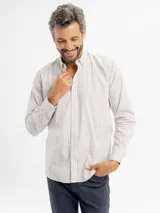 Camisa de manga larga con estampado de cuadros vichy en tonos beige y blanco, confeccionada en algodón, con cuello abotonado y cierre frontal de botones.