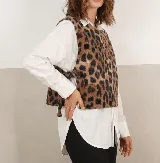 Chaleco corto con estampado animal print, diseño abierto en los laterales con ajuste mediante lazos, confeccionado en tejido de textura suave.