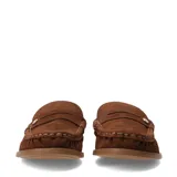 Zuecos de gamuza marrón estilo mocasín, abiertos en el talón con diseño slip-on. Presentan costuras pespunteadas visibles, detalle de tira sobre el empeine con un aplique metálico dorado y suela plana.