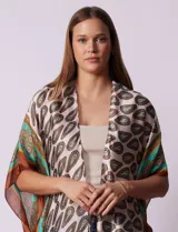 Kimono largo de satén con estampado de arabescos en tonos beige, marrón, verde y naranja.
