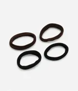 Set de cuatro gomitas de pelo, dos de color marr
ón y dos de color negro, con textura de terciopelo.