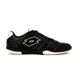 Championes de fútbol sala Lotto modelo Napoles ID, color negro con detalles en blanco. Presentan un diseño clásico con costuras reforzadas en la puntera para mayor durabilidad y suela de goma antideslizante diseñada para superficies de interior.