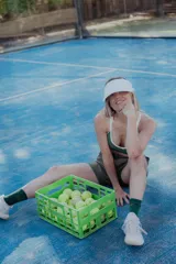 Top deportivo verde con breteles finos y contorno blanco.