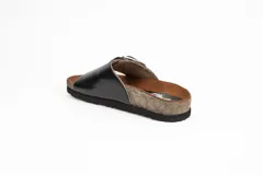 Sandalias marrones de cuero con suela tipo corcho y una tira ancha en el empeine con hebilla metálica grande.